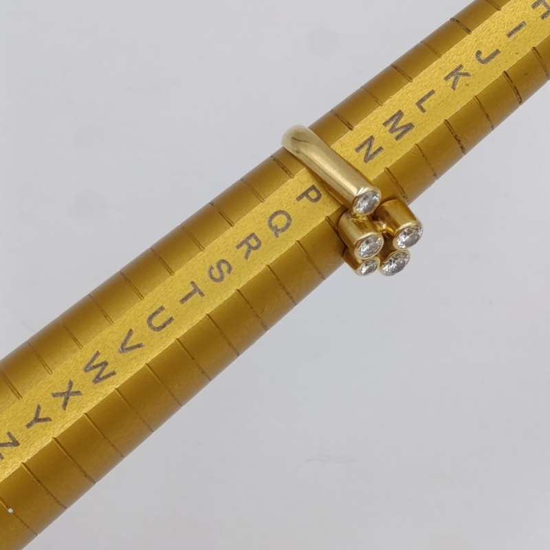 18Kt gold ring with 5 diamonds - total weight of diamonds over a carat