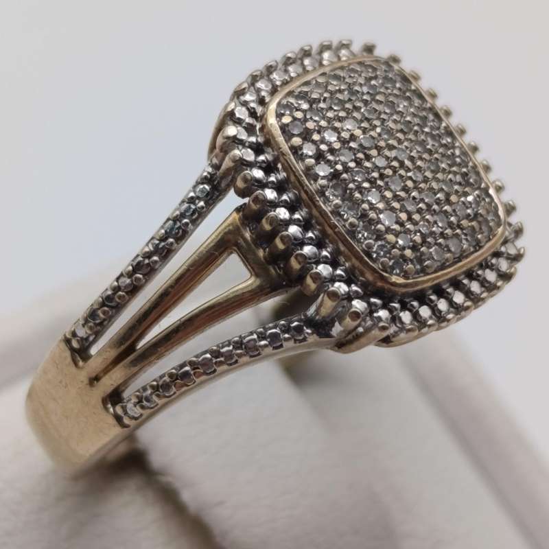 9kt Gold diamond ring with 61 small diamonds - weighs 3.5g