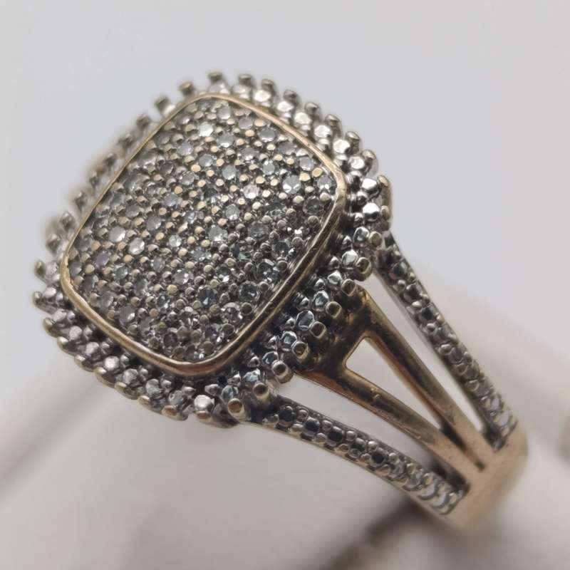 9kt Gold diamond ring with 61 small diamonds - weighs 3.5g