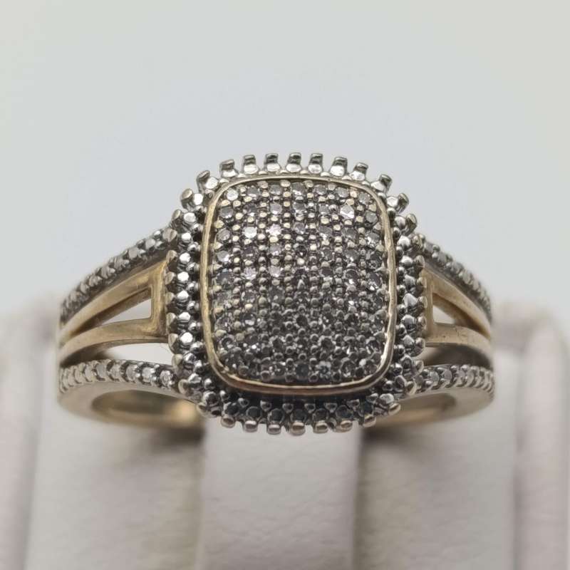 9kt Gold diamond ring with 61 small diamonds - weighs 3.5g