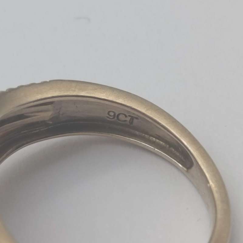 9kt Gold diamond ring with 61 small diamonds - weighs 3.5g