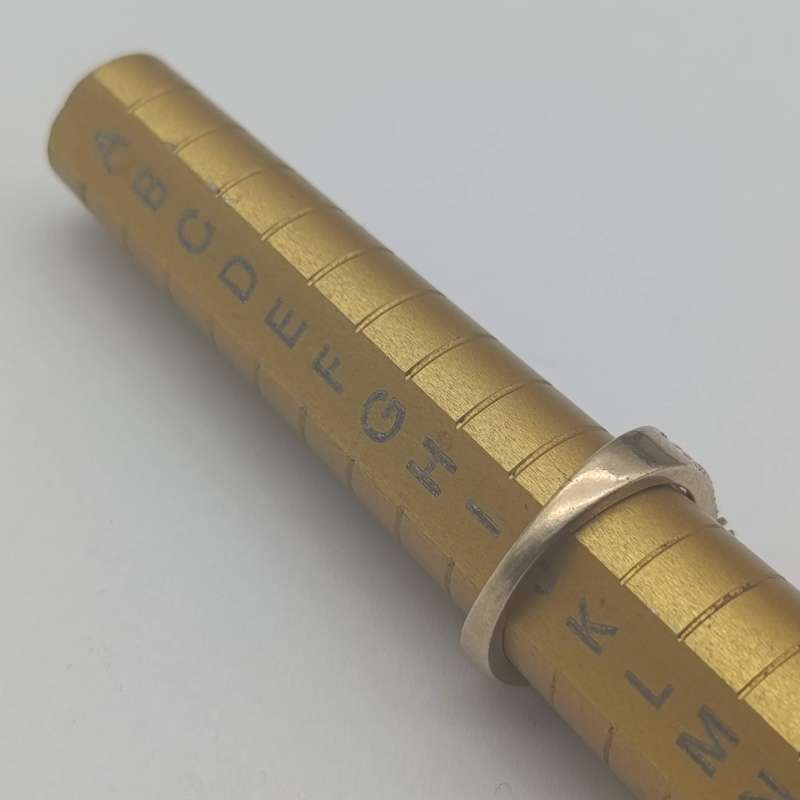 9kt Gold diamond ring with 61 small diamonds - weighs 3.5g