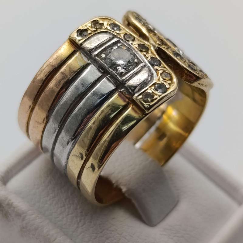 Beautiful 14 kt yellow, white and rose gold ring with 2 clear white diamonds of about 0,25 ct each