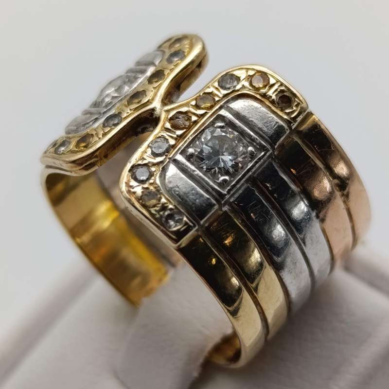 Beautiful 14 kt yellow, white and rose gold ring with 2 clear white diamonds of about 0,25 ct each