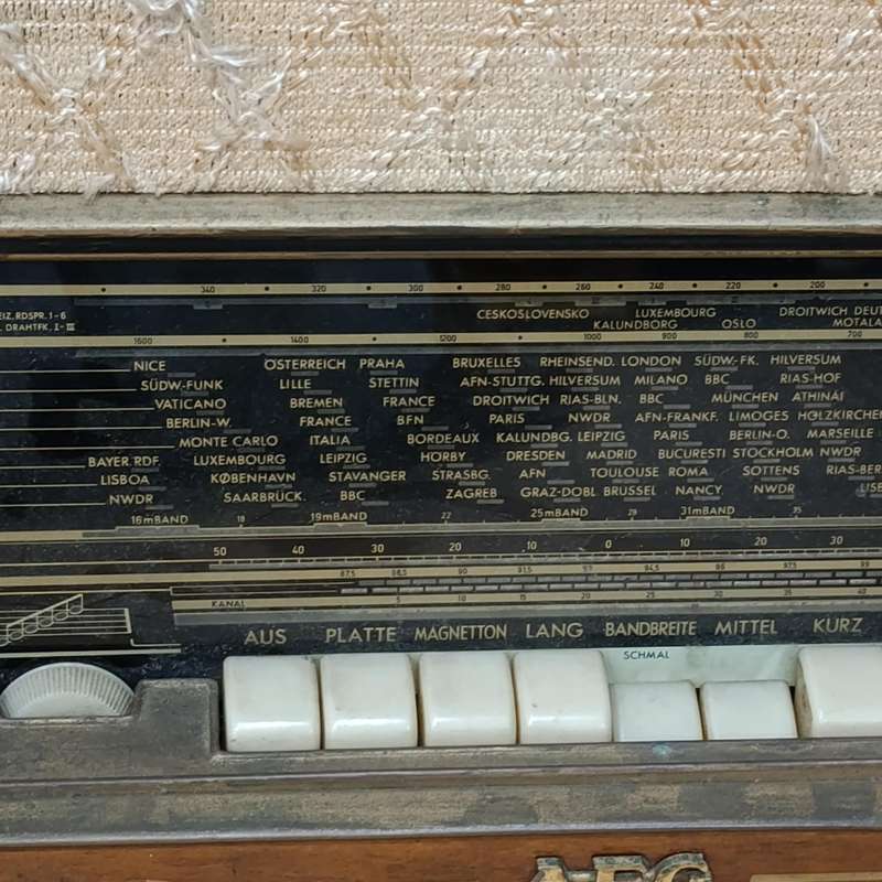 Vintage AEG 3D super 4085 Valve radio with FM reception