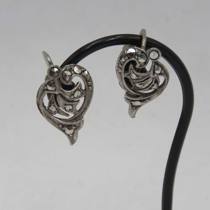 Pair of sterling silver marcasite screw-on earrings - weighs 3,9 grams