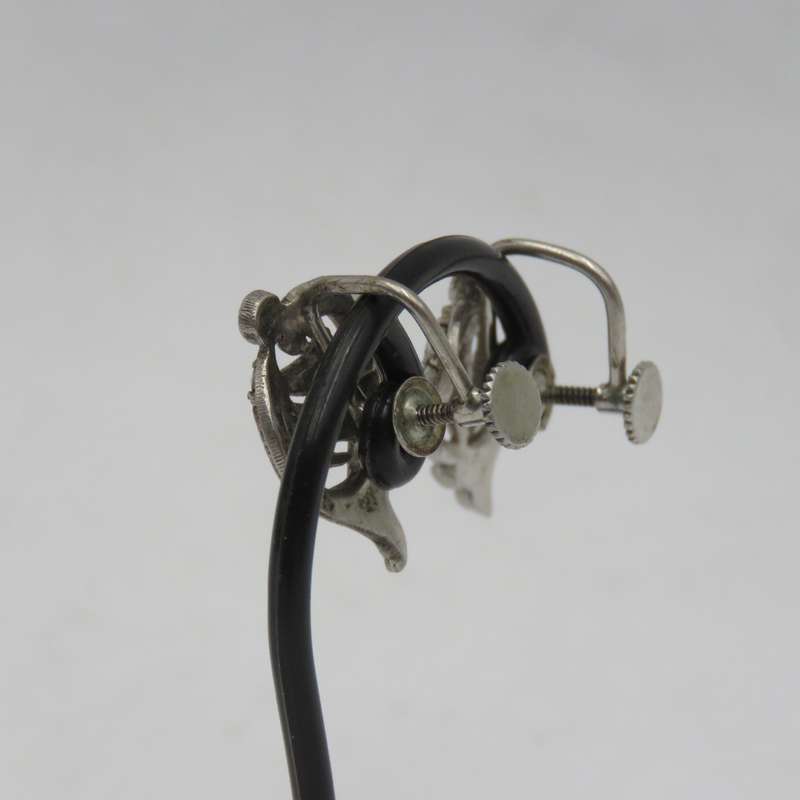 Pair of sterling silver marcasite screw-on earrings - weighs 3,9 grams