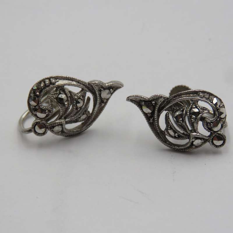 Pair of sterling silver marcasite screw-on earrings - weighs 3,9 grams
