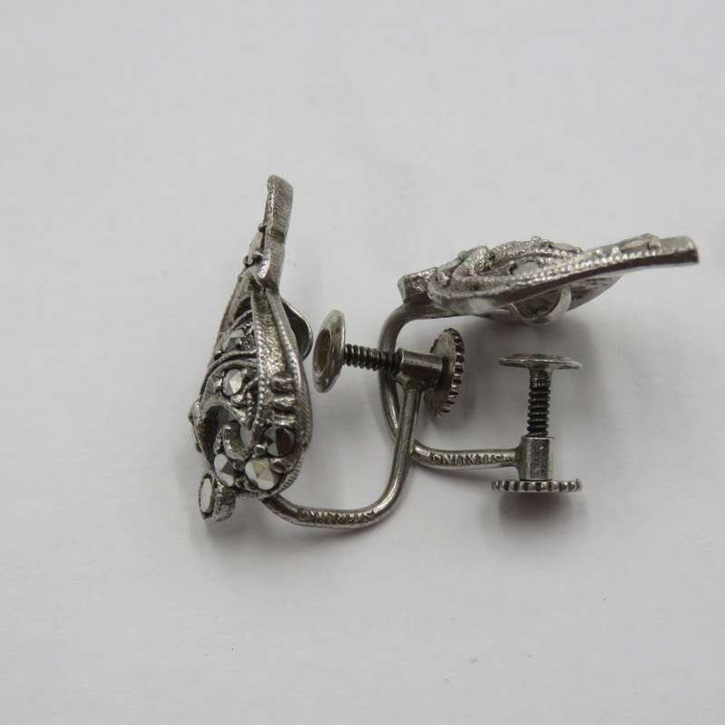 Pair of sterling silver marcasite screw-on earrings - weighs 3,9 grams