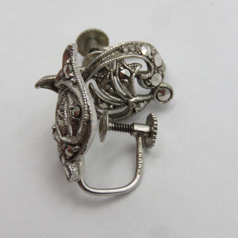 Pair of sterling silver marcasite screw-on earrings - weighs 3,9 grams