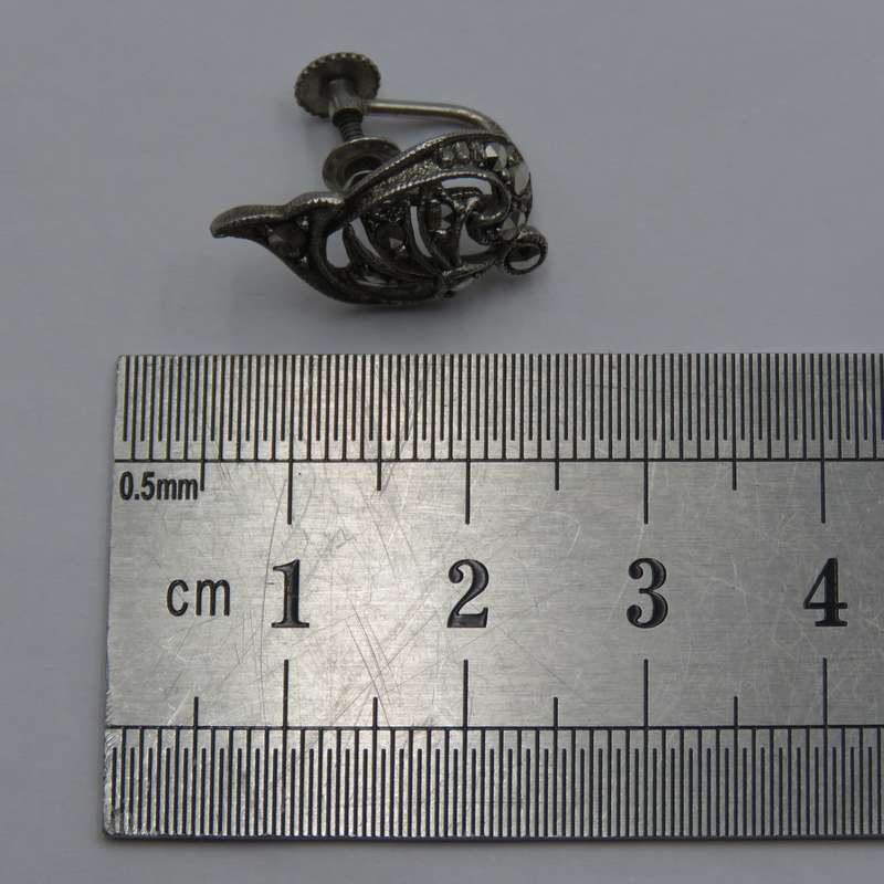 Pair of sterling silver marcasite screw-on earrings - weighs 3,9 grams