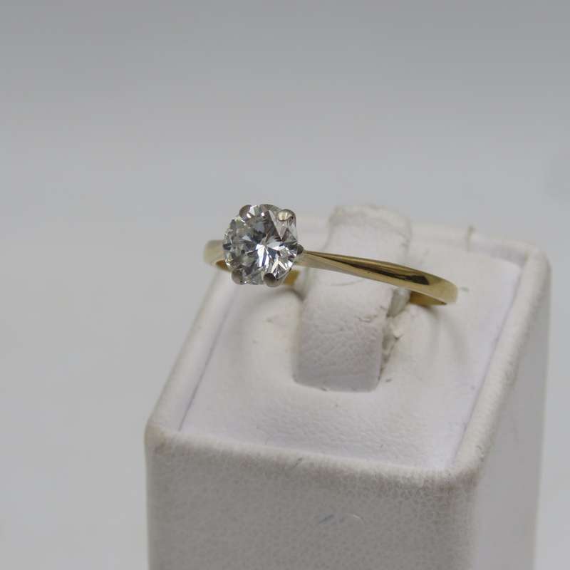 18kt Gold ring with large Diamond of about 0,85 carat - Size Q 1/2