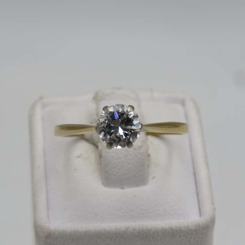 18kt Gold ring with large Diamond of about 0,85 carat - Size Q 1/2
