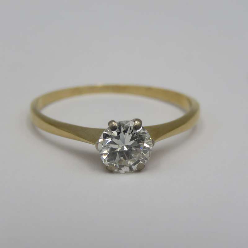 18kt Gold ring with large Diamond of about 0,85 carat - Size Q 1/2