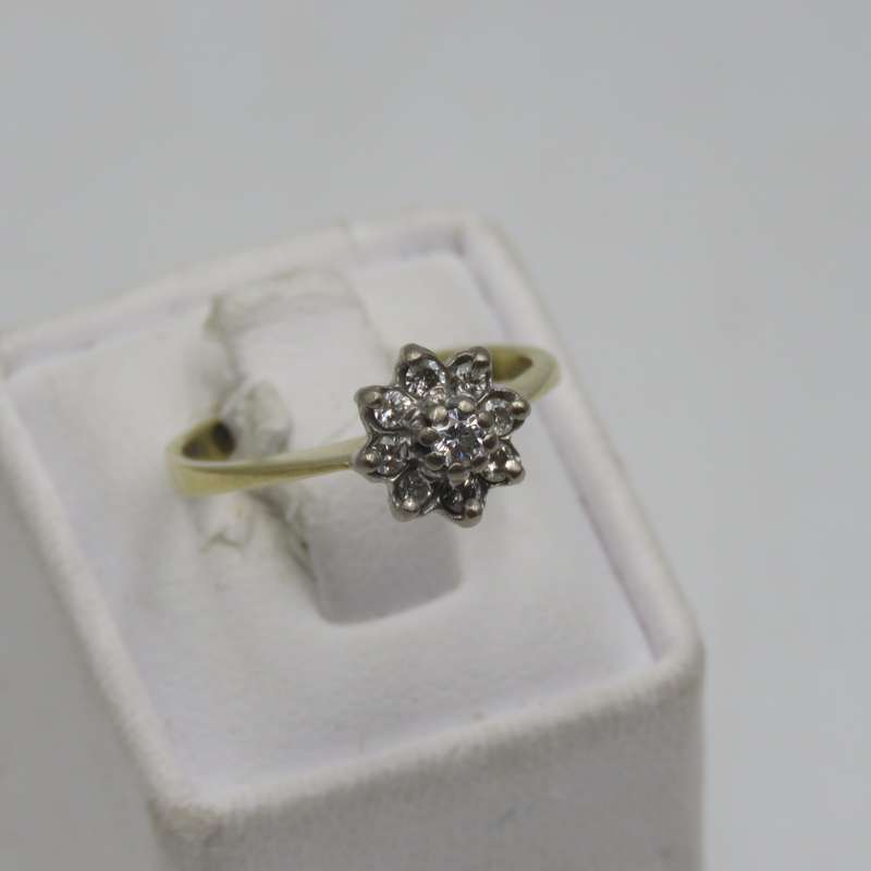 Vintage 18kt Yellow gold diamond ring with 9 small diamonds - Weighs 3,2 grams - Size L 1/2