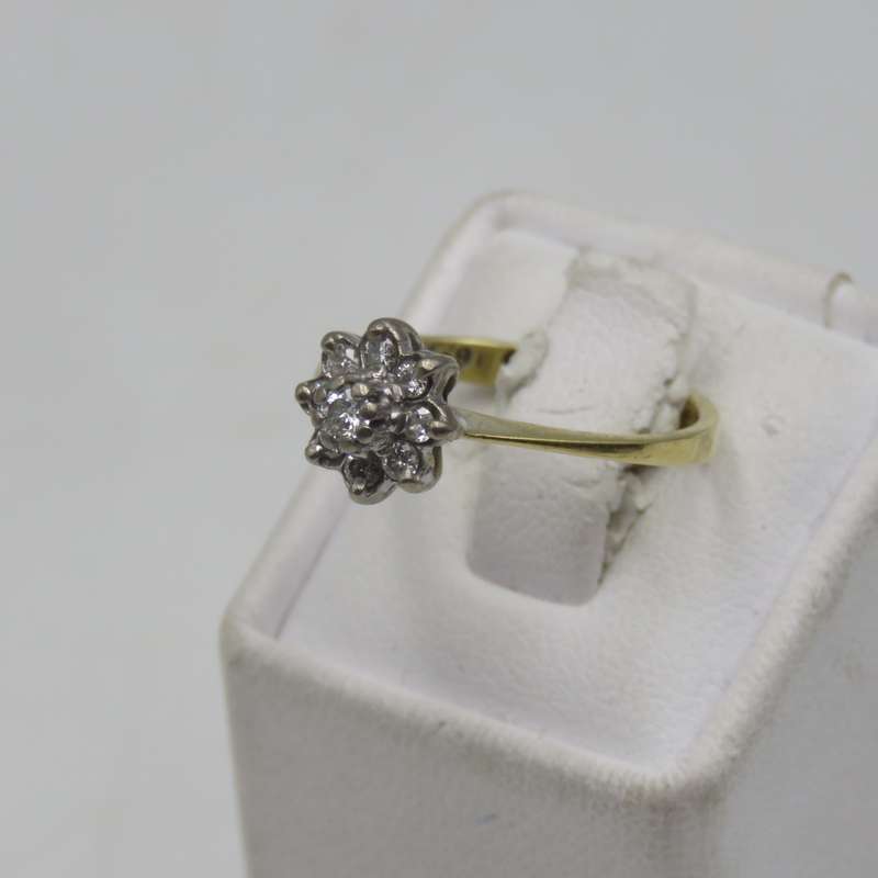 Vintage 18kt Yellow gold diamond ring with 9 small diamonds - Weighs 3,2 grams - Size L 1/2