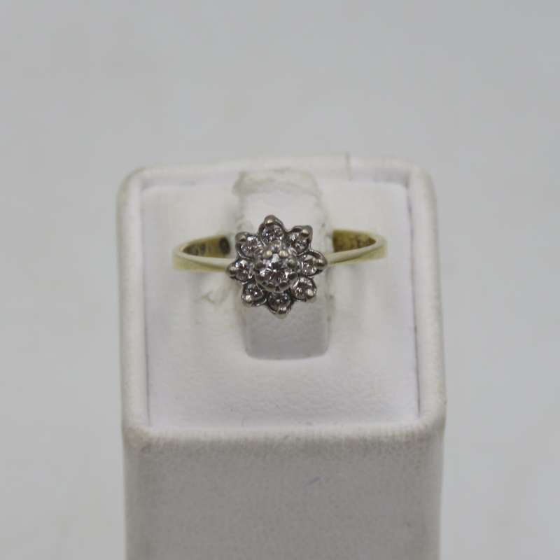 Vintage 18kt Yellow gold diamond ring with 9 small diamonds - Weighs 3,2 grams - Size L 1/2