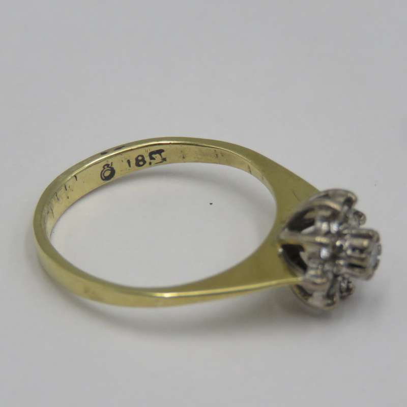 Vintage 18kt Yellow gold diamond ring with 9 small diamonds - Weighs 3,2 grams - Size L 1/2