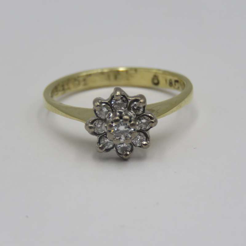 Vintage 18kt Yellow gold diamond ring with 9 small diamonds - Weighs 3,2 grams - Size L 1/2