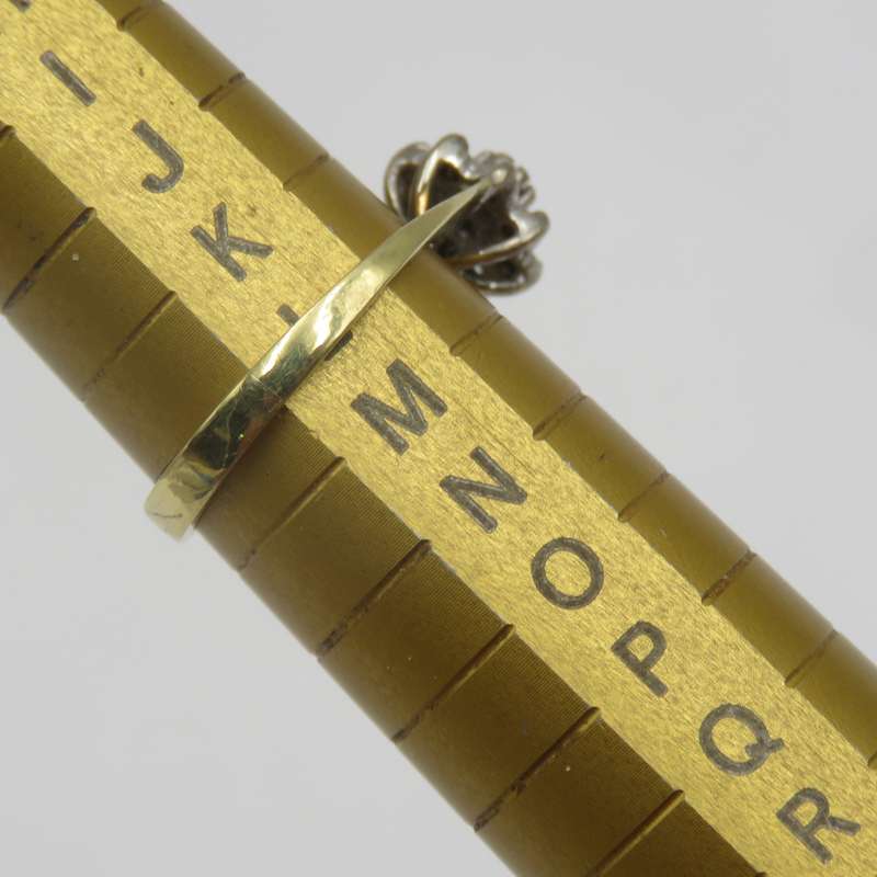 Vintage 18kt Yellow gold diamond ring with 9 small diamonds - Weighs 3,2 grams - Size L 1/2