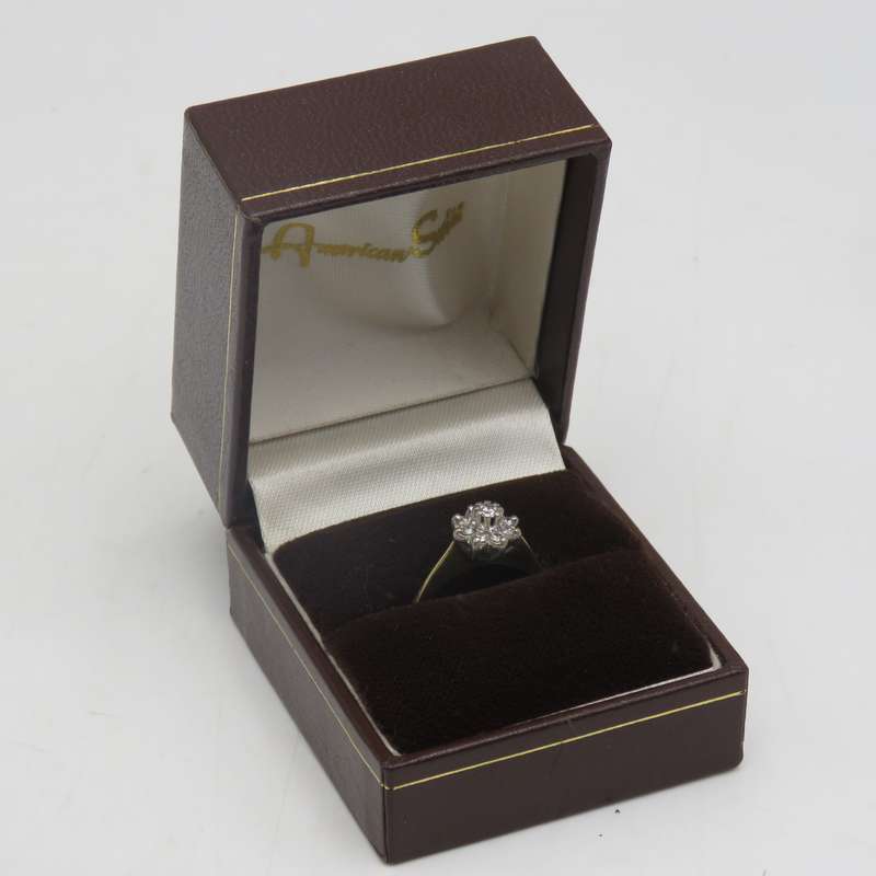 Vintage 18kt Yellow gold diamond ring with 9 small diamonds - Weighs 3,2 grams - Size L 1/2