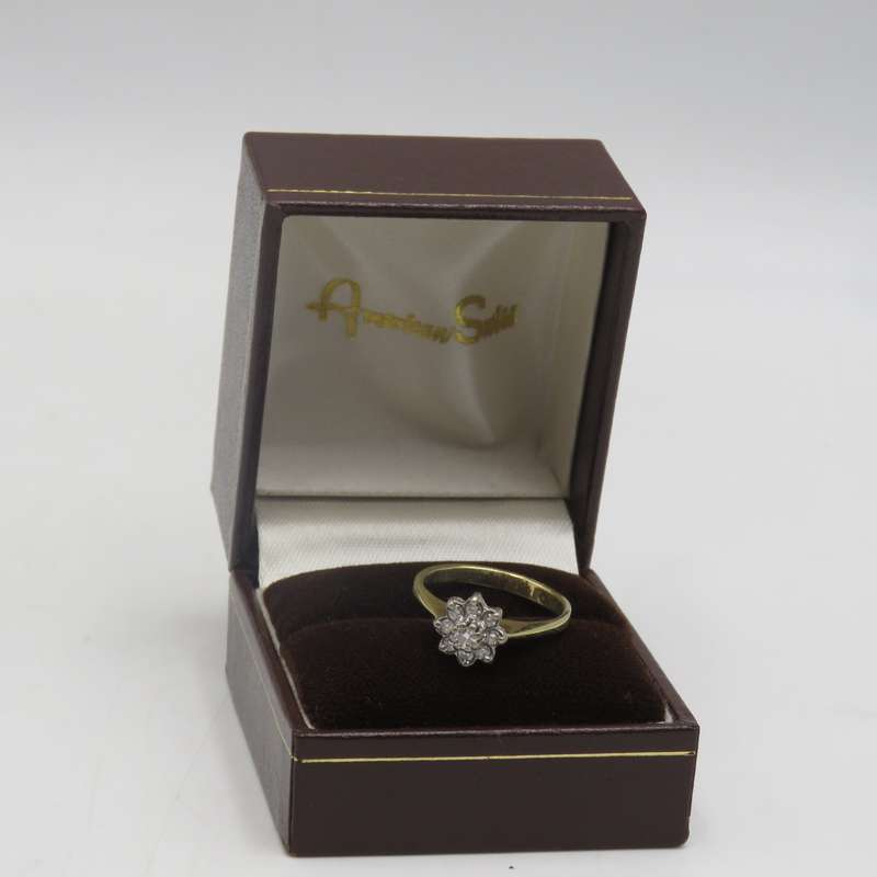 Vintage 18kt Yellow gold diamond ring with 9 small diamonds - Weighs 3,2 grams - Size L 1/2
