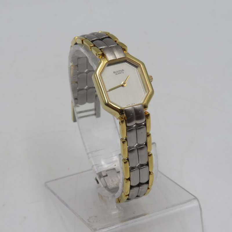 Bulova Quartz ladies watch in excellent working condition
