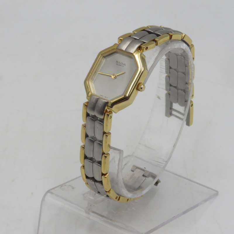 Bulova Quartz ladies watch in excellent working condition