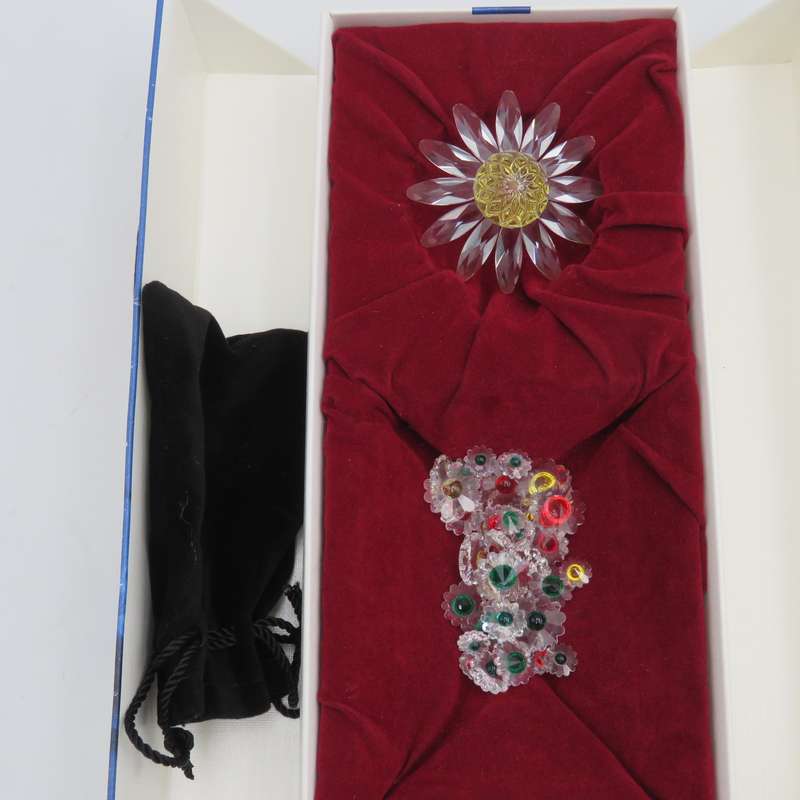 Swarovski SCS big daisy with 43 small daisies - In presentation box