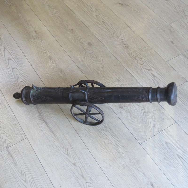 Large Casted bronze VOC replica cannon - Size 93 cm