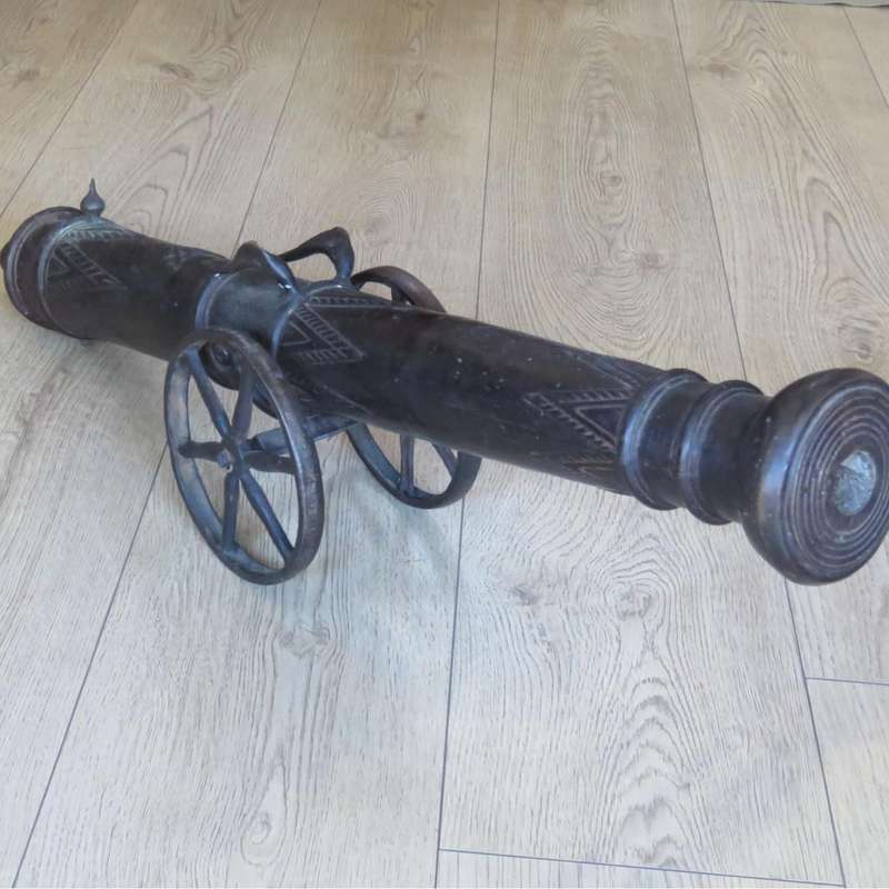 Large Casted bronze VOC replica cannon - Size 93 cm