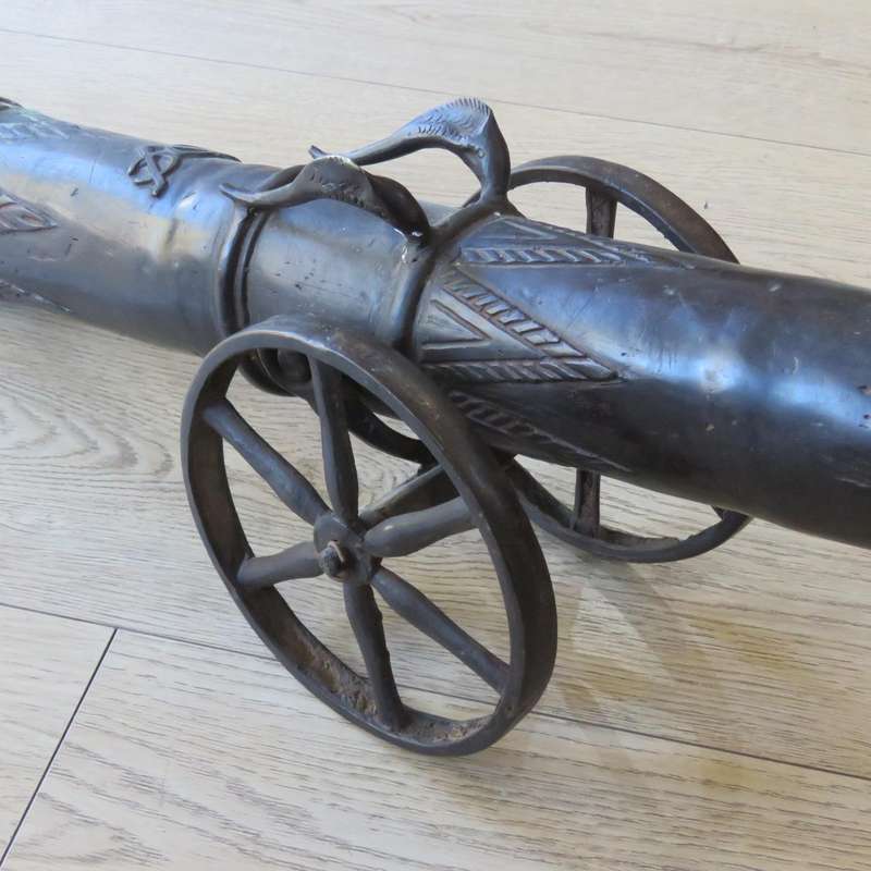 Large Casted bronze VOC replica cannon - Size 93 cm