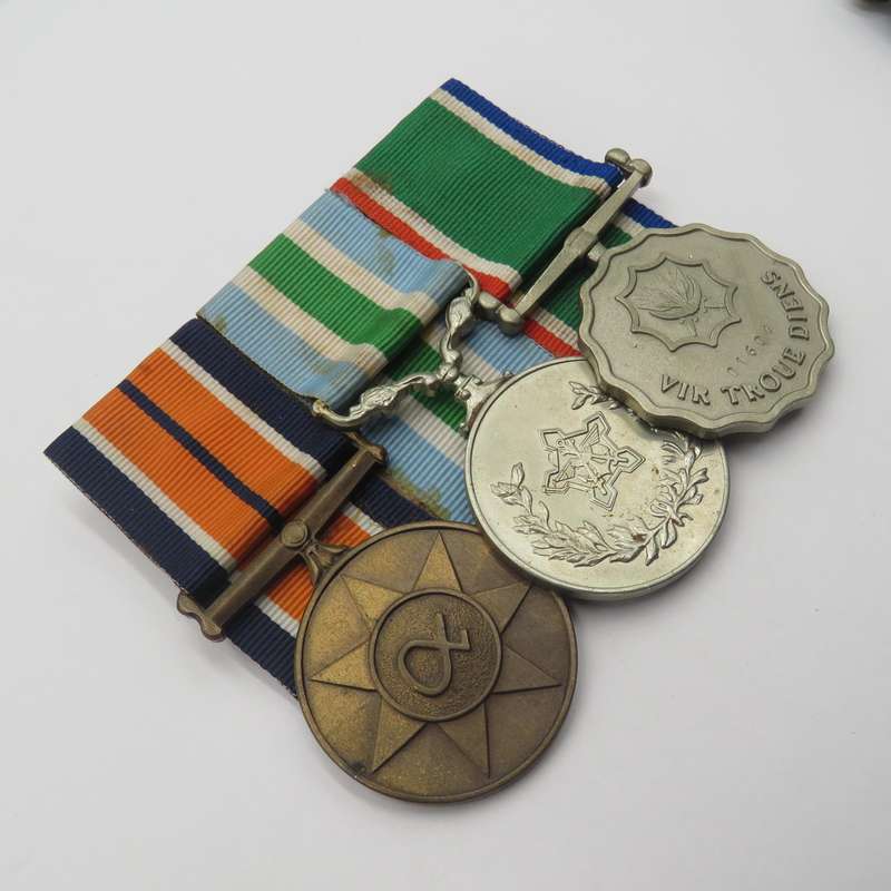 Set of 5 SA Army medals including UN peace medal and Tshumelo Ikatelaho with peace support clasp