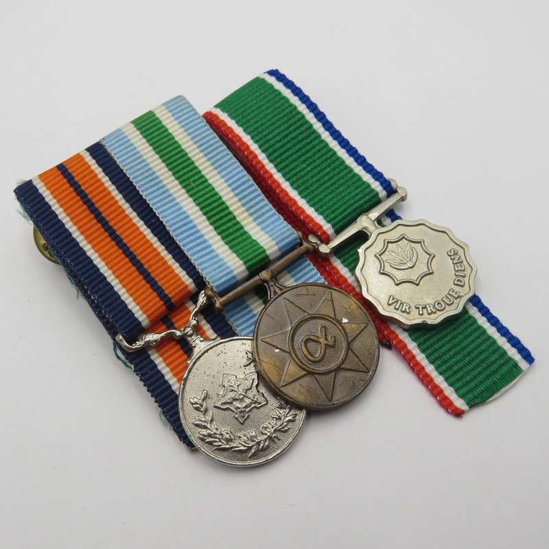 Set of 5 SA Army medals including UN peace medal and Tshumelo Ikatelaho with peace support clasp
