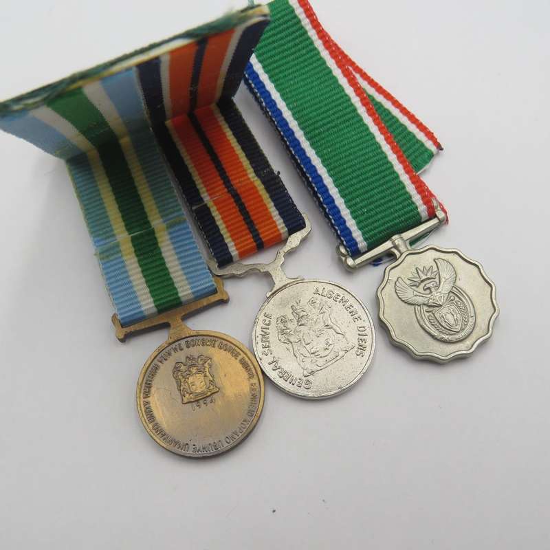 Set of 5 SA Army medals including UN peace medal and Tshumelo Ikatelaho with peace support clasp