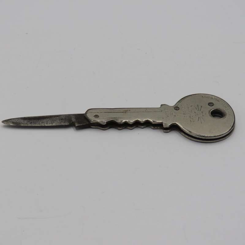 Vintage Richards Lamp Post key shaped pocket knife