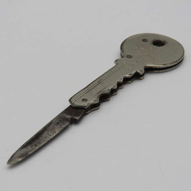 Vintage Richards Lamp Post key shaped pocket knife