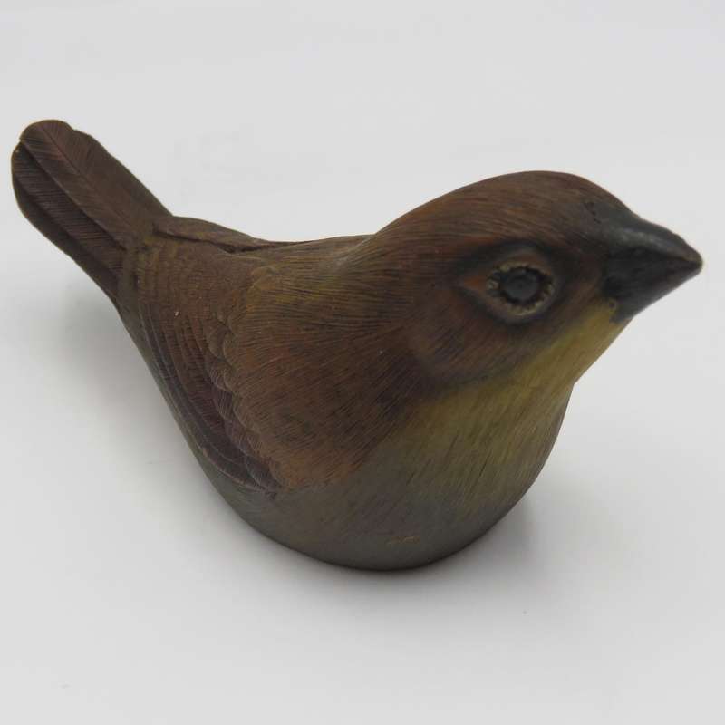 Feathers Cape White eye figurine in wooden case