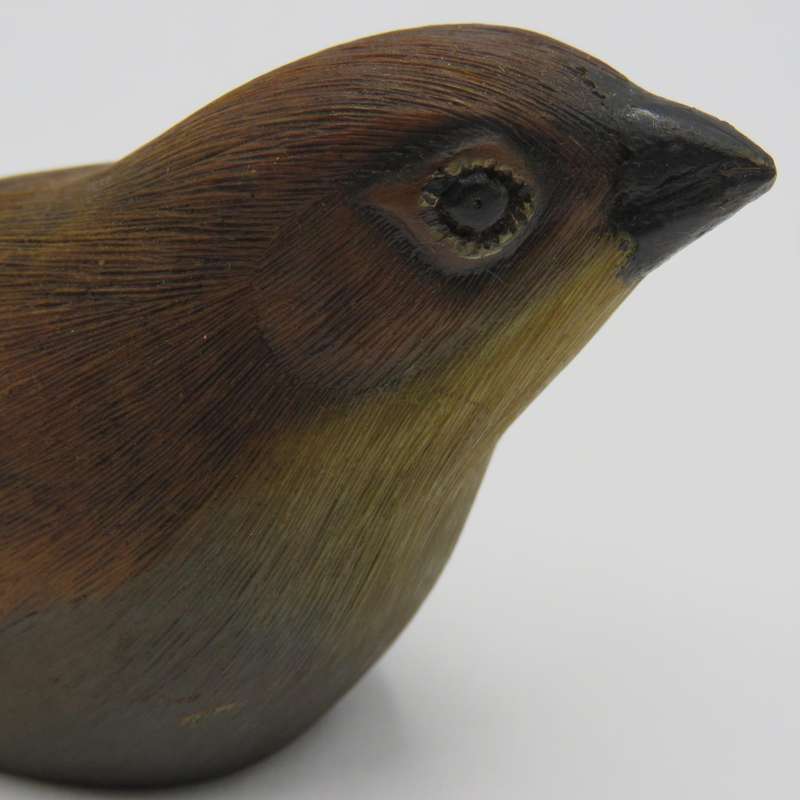 Feathers Cape White eye figurine in wooden case