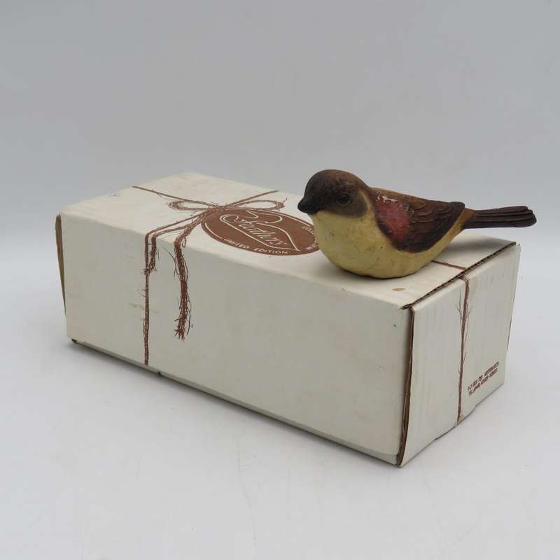 Feathers Cape White eye figurine in box