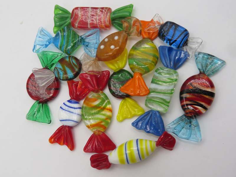 Vintage bowl with 13 Murano glass sweets