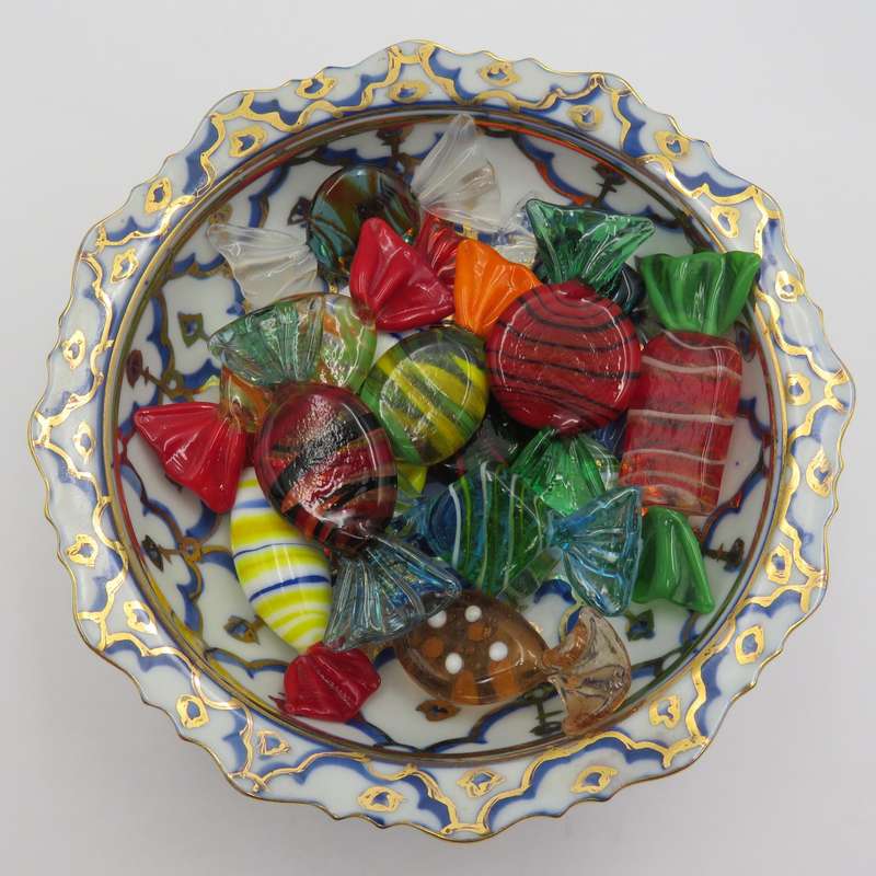 Vintage bowl with 13 Murano glass sweets