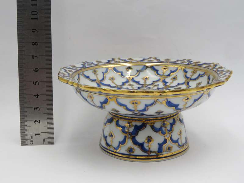 Vintage bowl with 13 Murano glass sweets