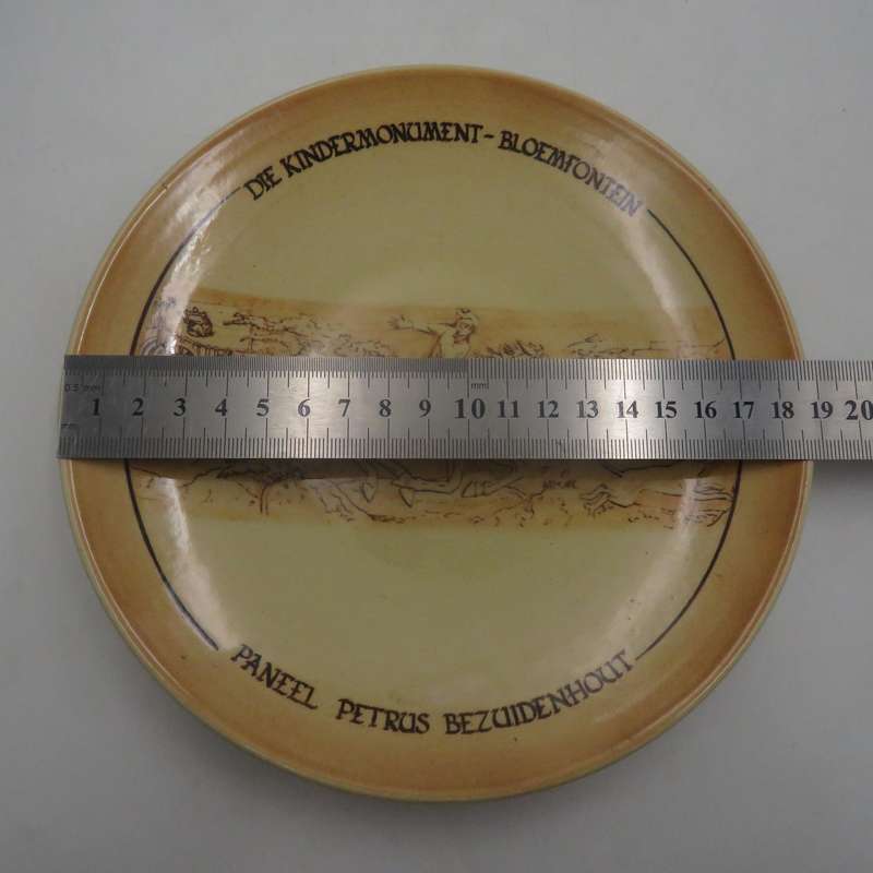 Die kindermonument - Bloemfontein - Paneel Petrus Bezuidenhout porcelain plate - Drostdy ware