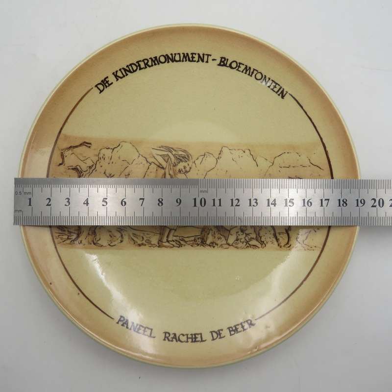 Die Kindermonument - Bloemfontein Paneel Rachel de Beer porcelain plate - Drostdy ware