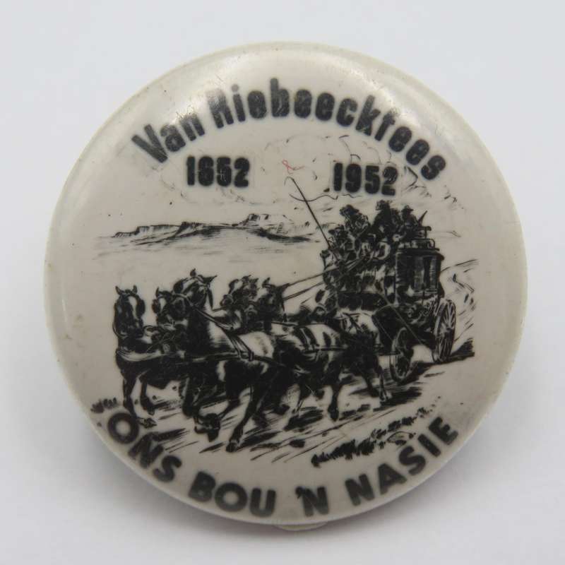 1952 Van Riebeeckfees button brooch - Ons Bou 'n nasie