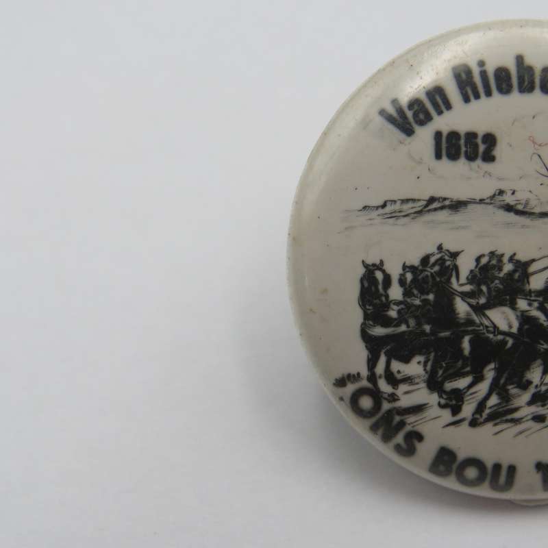 1952 Van Riebeeckfees button brooch - Ons Bou 'n nasie