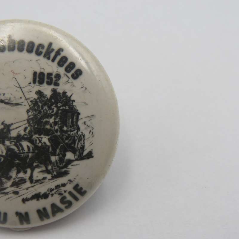 1952 Van Riebeeckfees button brooch - Ons Bou 'n nasie
