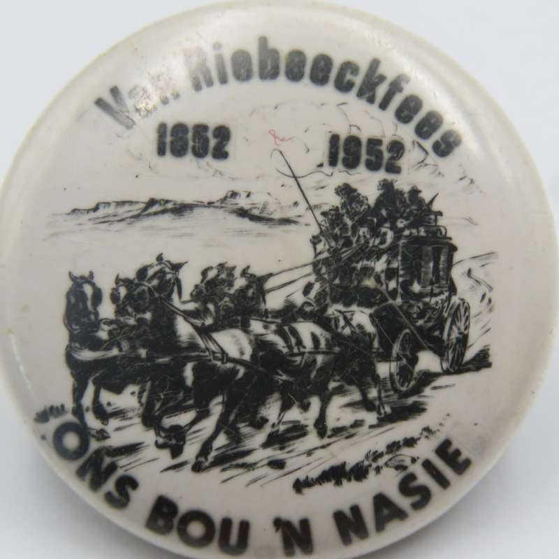 1952 Van Riebeeckfees button brooch - Ons Bou 'n nasie