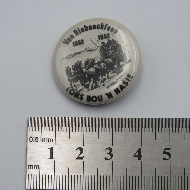 1952 Van Riebeeckfees button brooch - Ons Bou 'n nasie